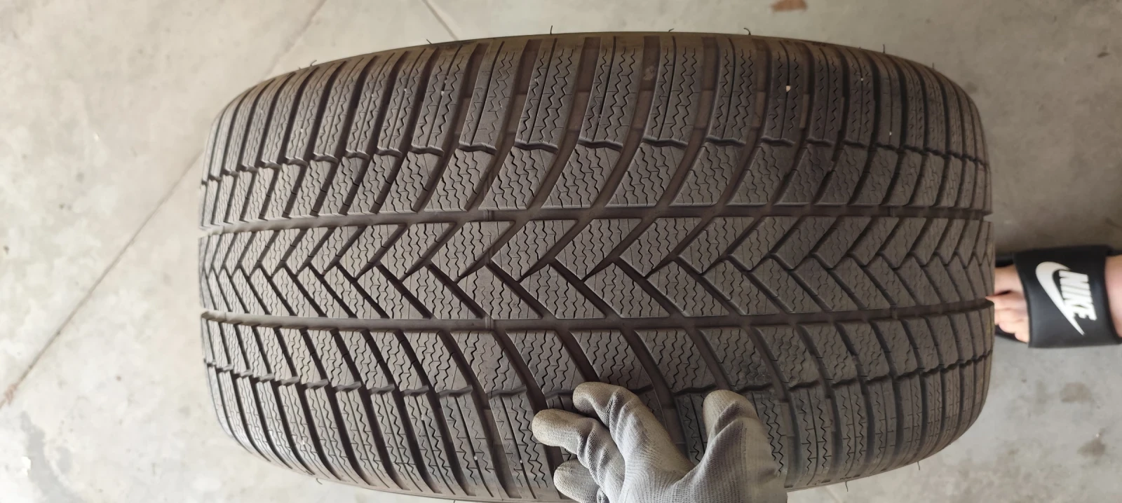 Гуми Зимни 255/40R19, снимка 6 - Гуми и джанти - 55484570