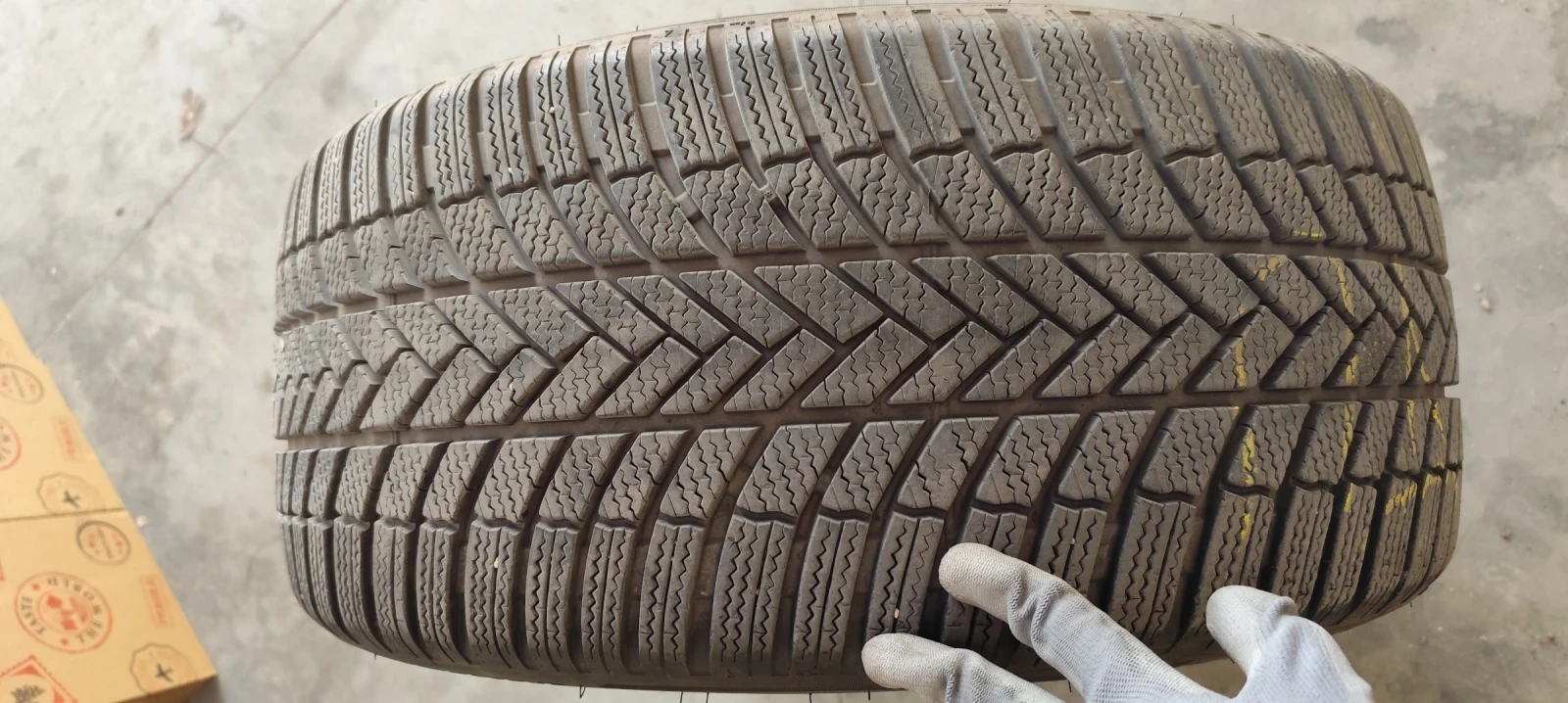 Гуми Зимни 255/40R19, снимка 4 - Гуми и джанти - 55484570