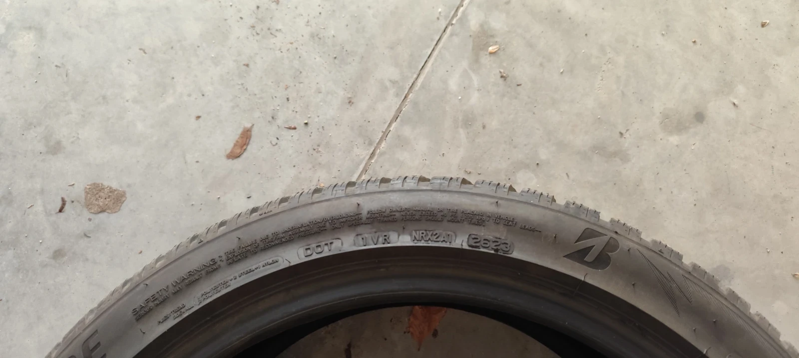 Гуми Зимни 255/40R19, снимка 2 - Гуми и джанти - 55484570