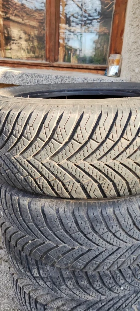 Гуми Всесезонни 195/65R15, снимка 1 - Гуми и джанти - 48199543