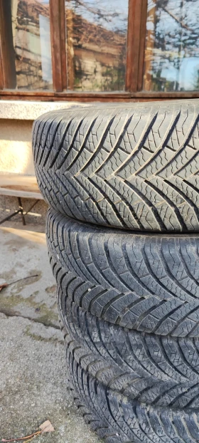 Гуми Всесезонни 195/65R15, снимка 4 - Гуми и джанти - 48199543