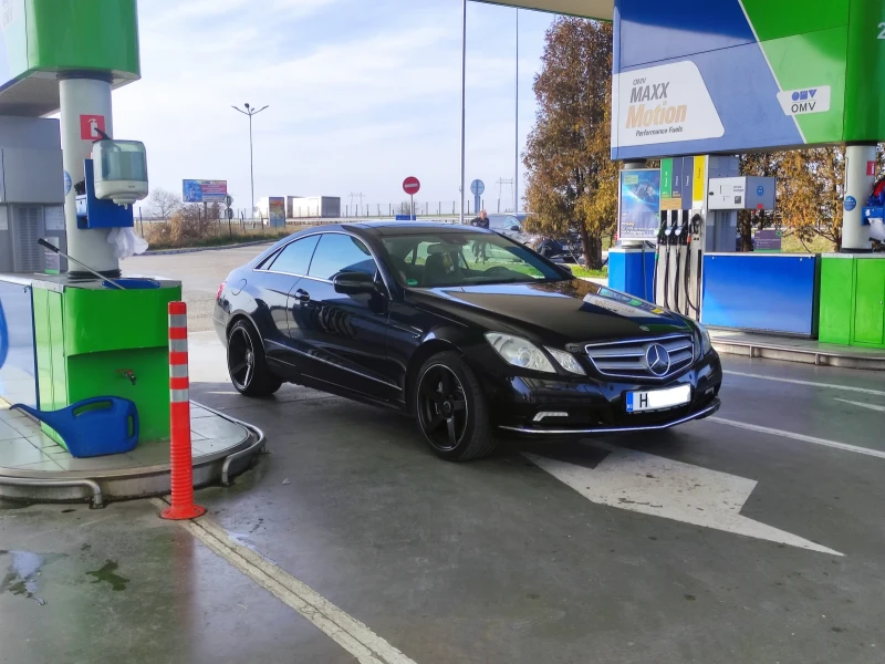 Mercedes-Benz E 500 7G Tronic* DISTRONIC* * Panorama* KeylessGO, снимка 3 - Автомобили и джипове - 49145990