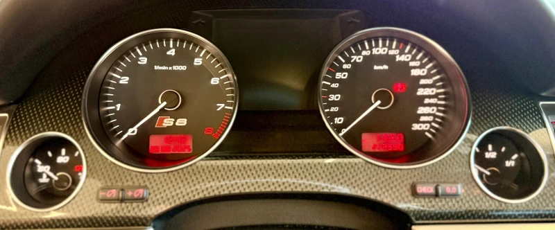Audi S8 V10* Ceramic* Carbon* Bang&Olufsen* Лизинг* , снимка 11 - Автомобили и джипове - 51523847