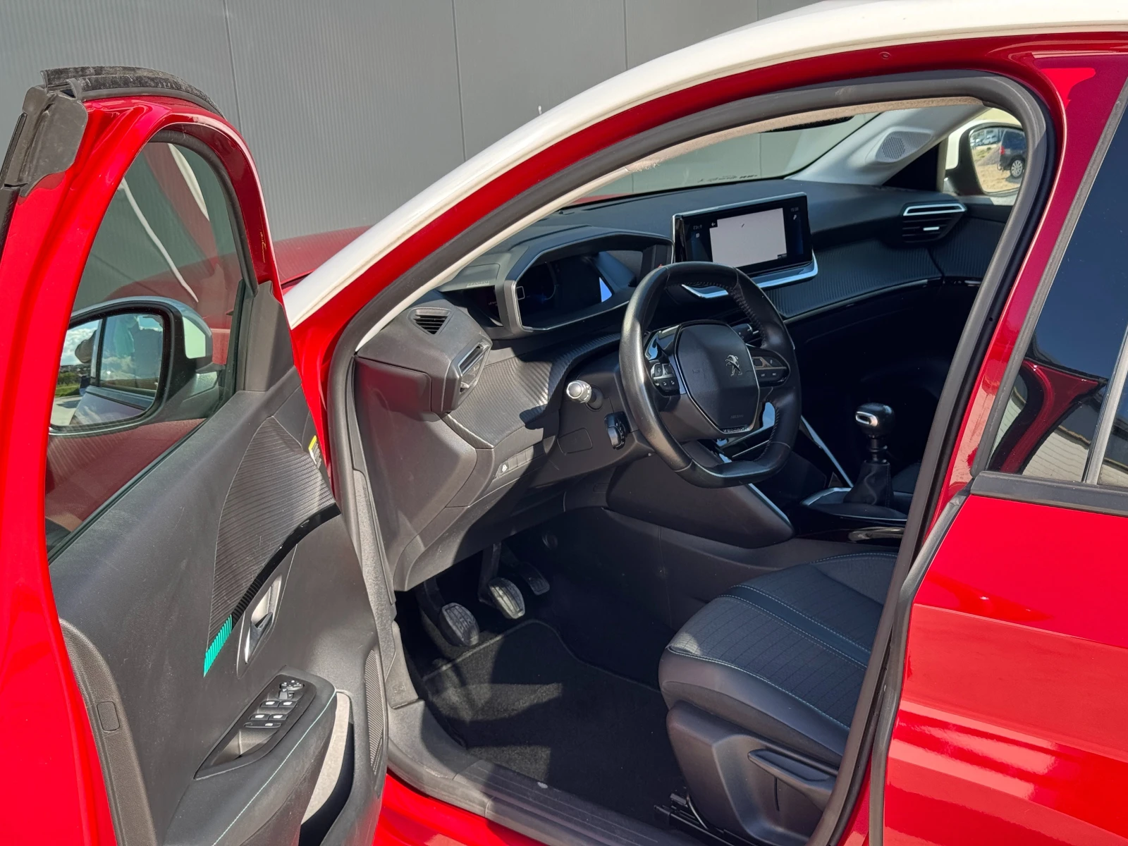 Peugeot 208 1.2i 101hp EU6 - изображение 8