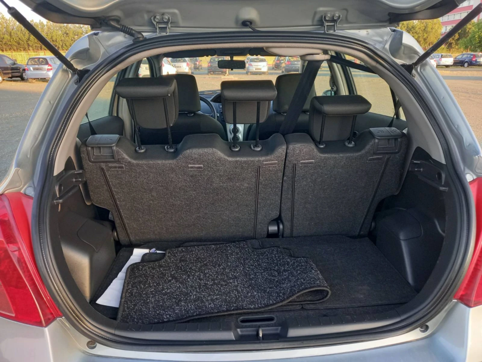 Toyota Yaris 1.4 - изображение 7