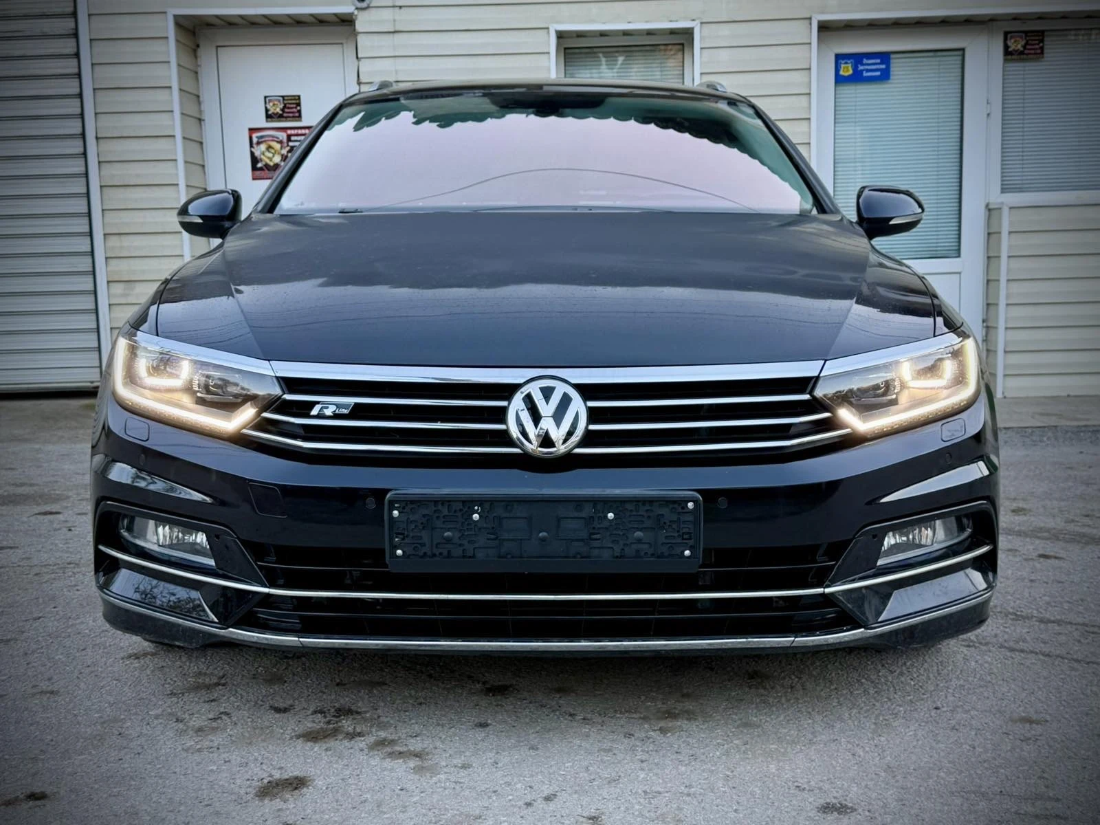 VW Passat 1.6 TDI R- line, снимка 2 - Автомобили и джипове - 54037590