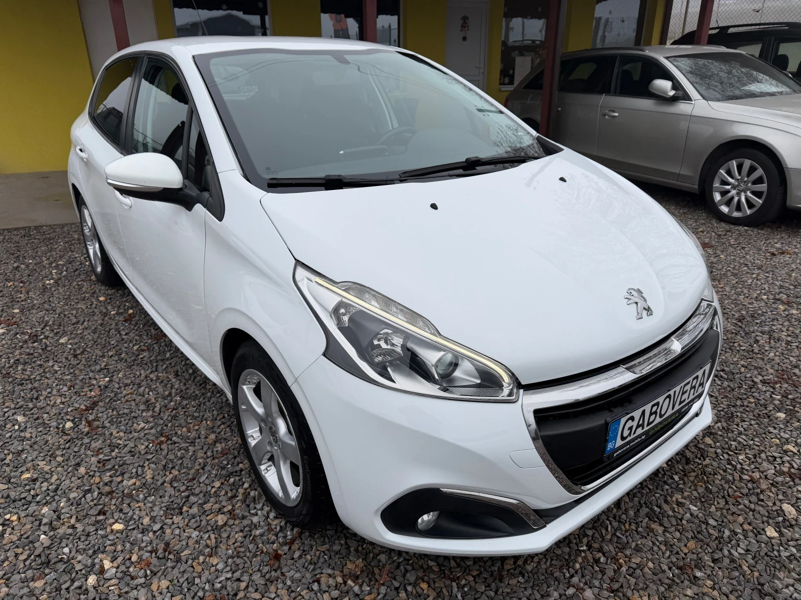 Peugeot 208 1.6HDI Нави!!! Парктроник!!! Зимни и летни гуми - изображение 2
