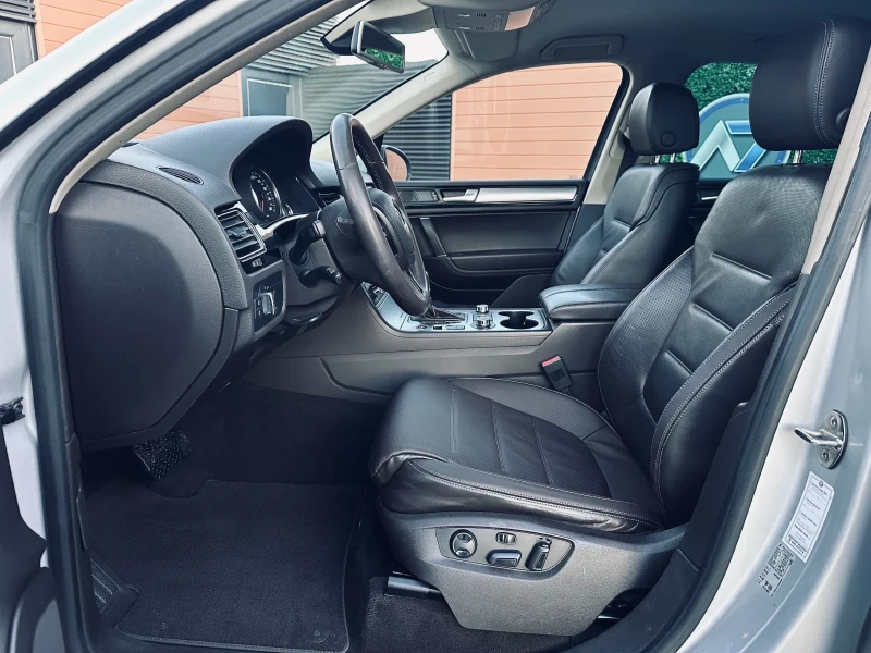 VW Touareg 3.0TDI/Navi/Distronoc/Keyless, снимка 9 - Автомобили и джипове - 53122964