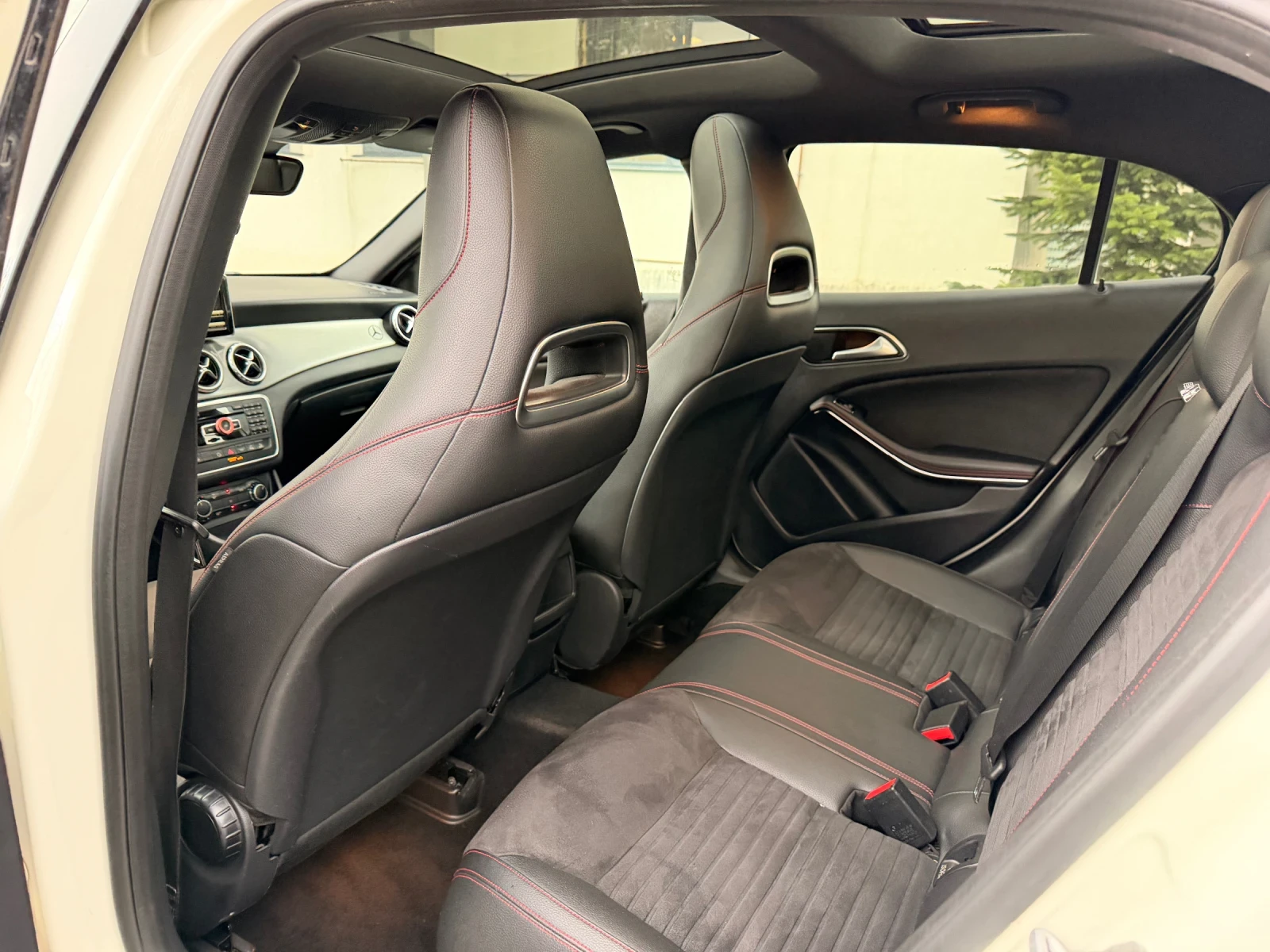 Mercedes-Benz GLA 200 CDI / 4-MATIC / AMG PACK, снимка 11 - Автомобили и джипове - 53978647