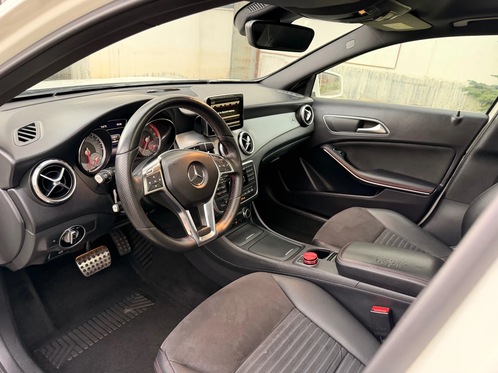 Mercedes-Benz GLA 200 CDI / 4-MATIC / AMG PACK, снимка 9 - Автомобили и джипове - 53978647