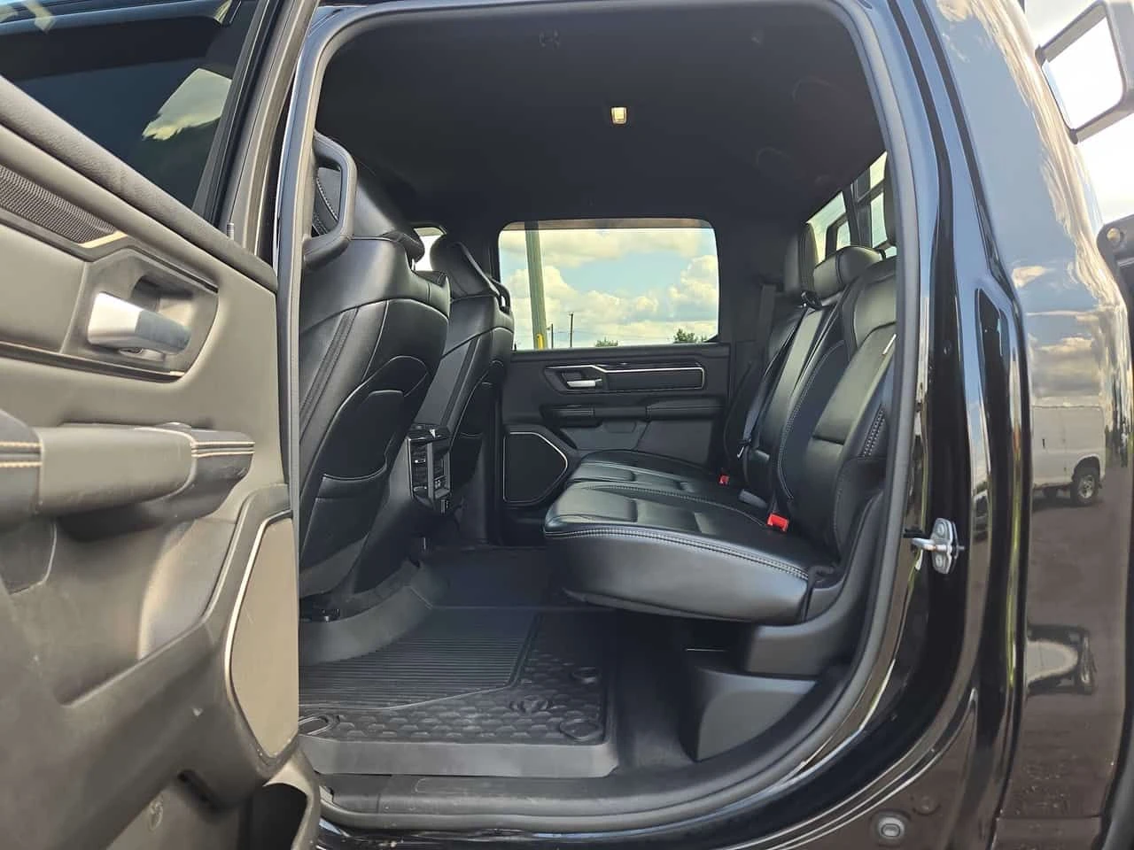 Dodge RAM 1500 Sport / CARFAX / АВТОКРЕДИТ , снимка 17 - Автомобили и джипове - 55677749