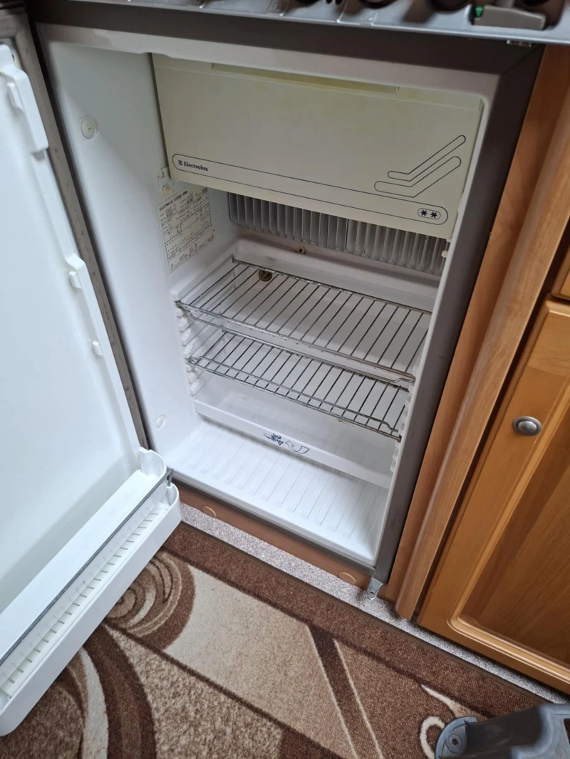 Каравана Knaus AZUR, снимка 11 - Каравани и кемпери - 53456818