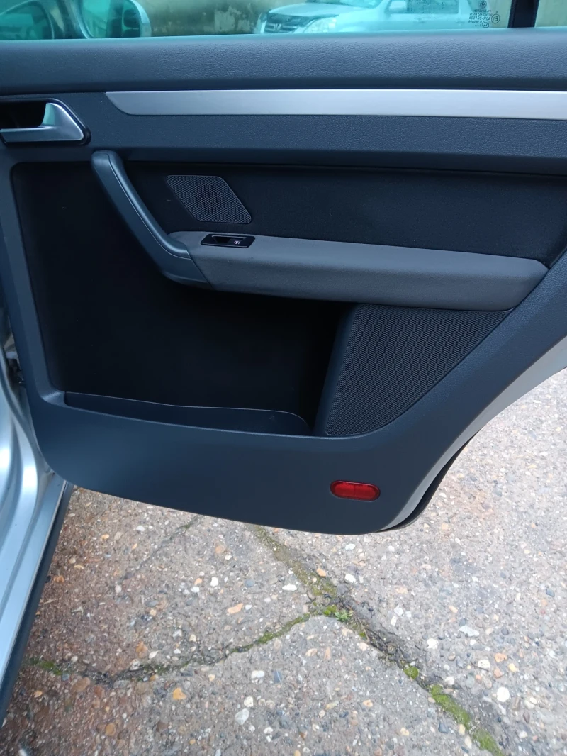 VW Touran, снимка 12 - Автомобили и джипове - 53530000