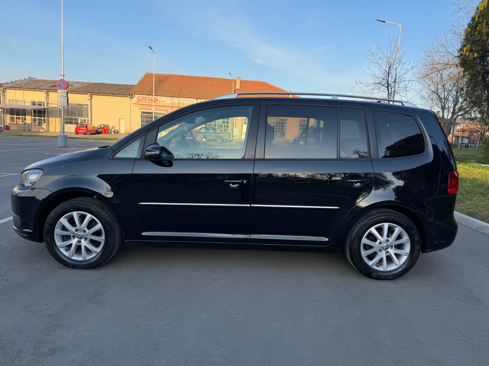 VW Touran 2.0TDI 6+ 1, снимка 2 - Автомобили и джипове - 53848037