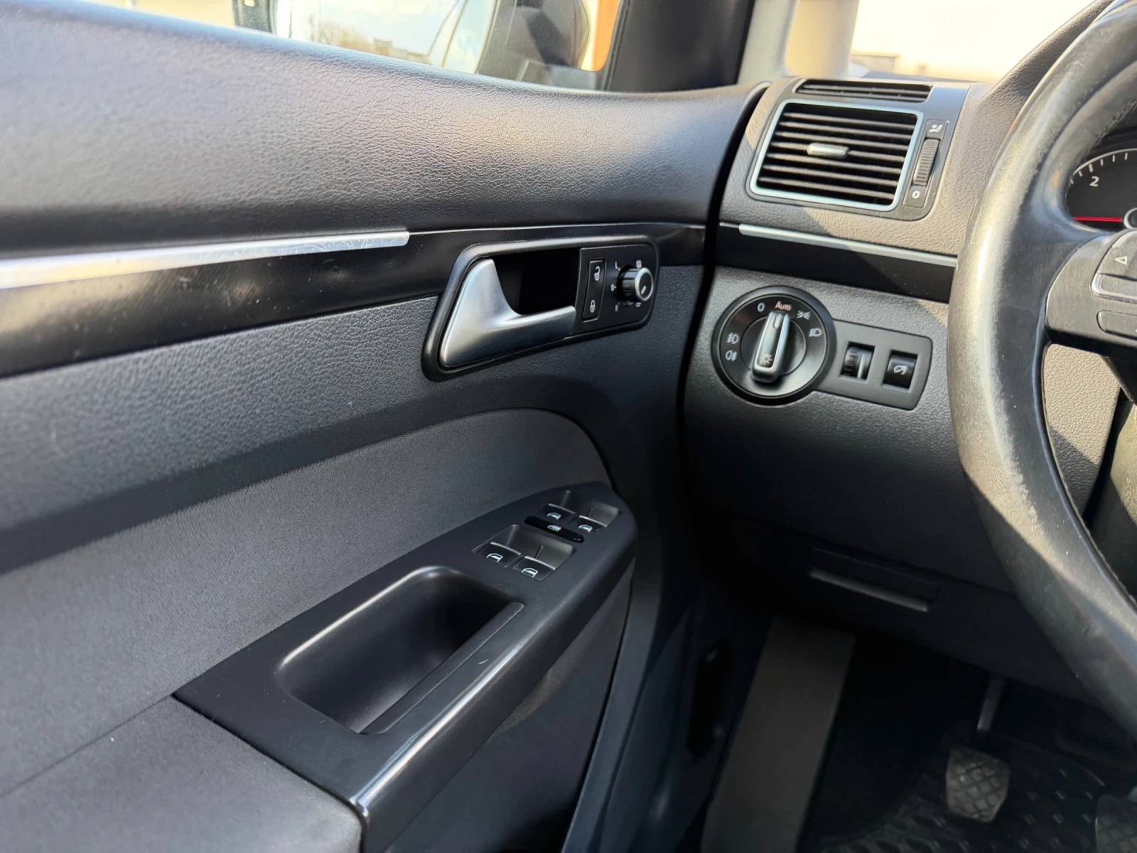 VW Touran 2.0TDI 6+ 1, снимка 15 - Автомобили и джипове - 53848037