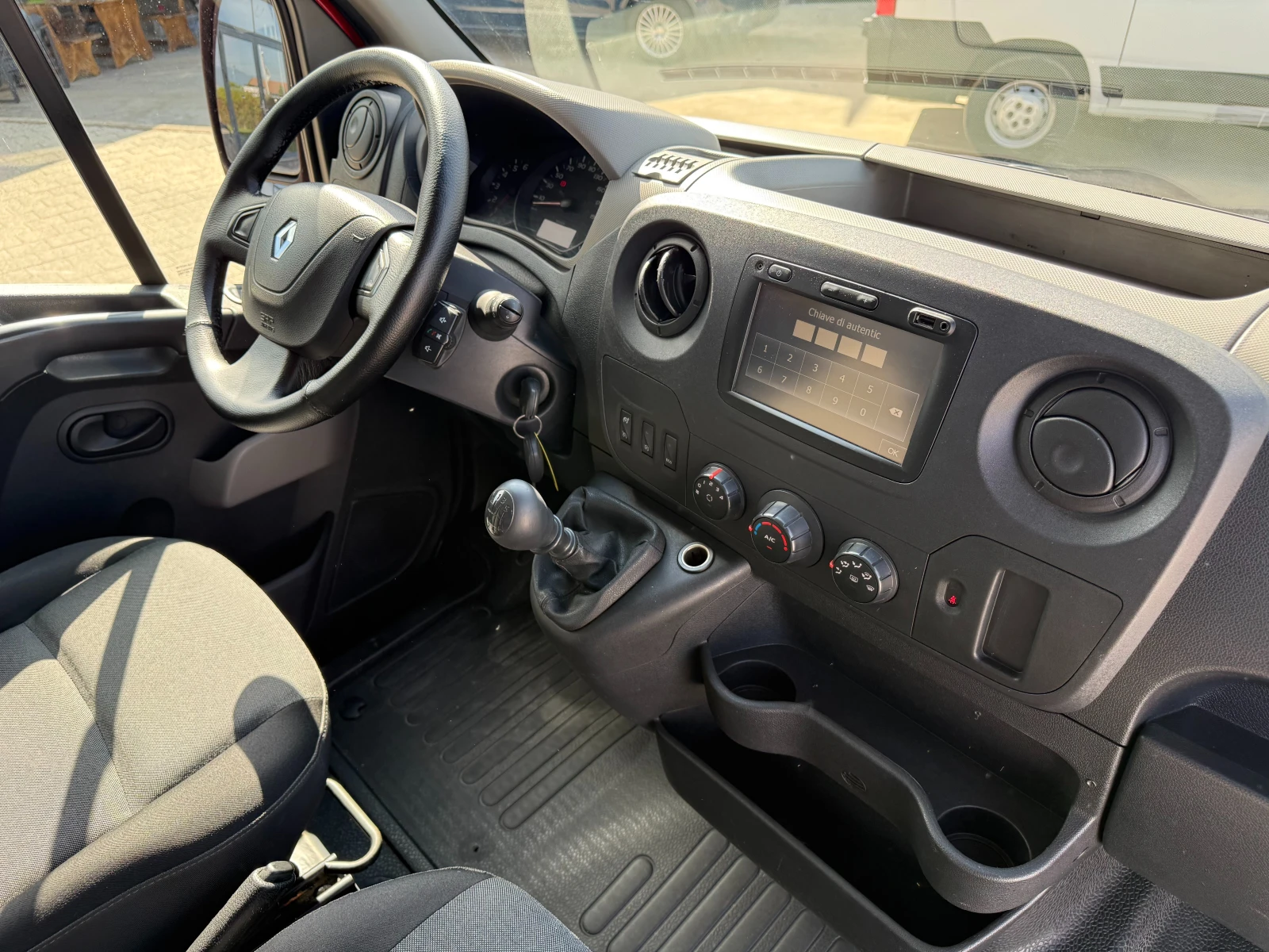 Renault Master 2.3dCI до 3.5т. 3.90м. Клима Еuro 6 , снимка 13 - Бусове и автобуси - 55440181
