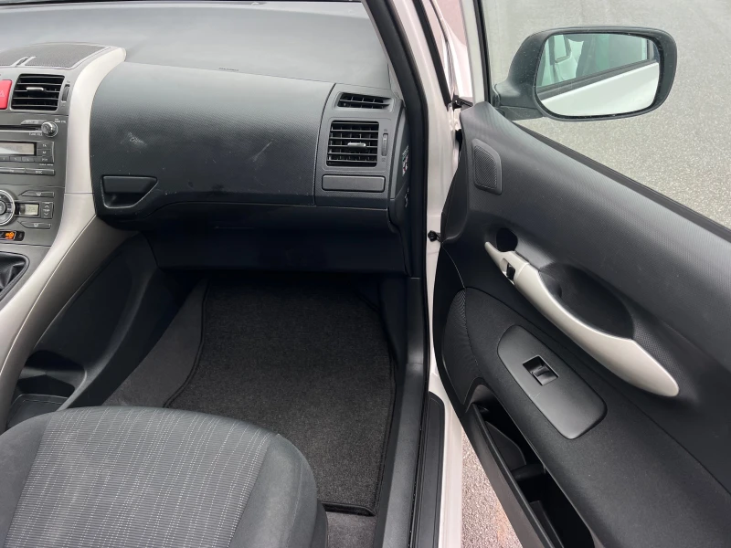 Toyota Auris 1.6VVT-i KLIMATRONIK/UNIKAT, снимка 12 - Автомобили и джипове - 53266411
