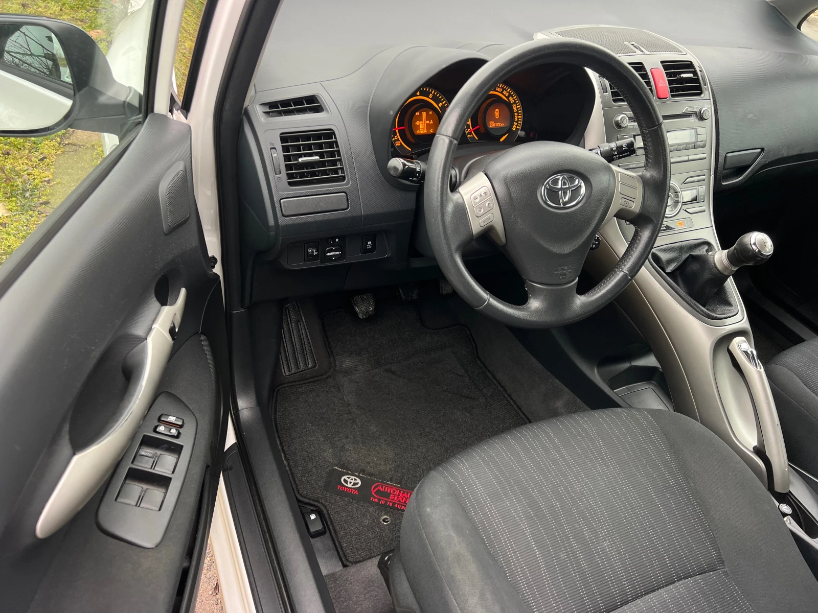 Toyota Auris 1.6VVT-i KLIMATRONIK/UNIKAT - изображение 9