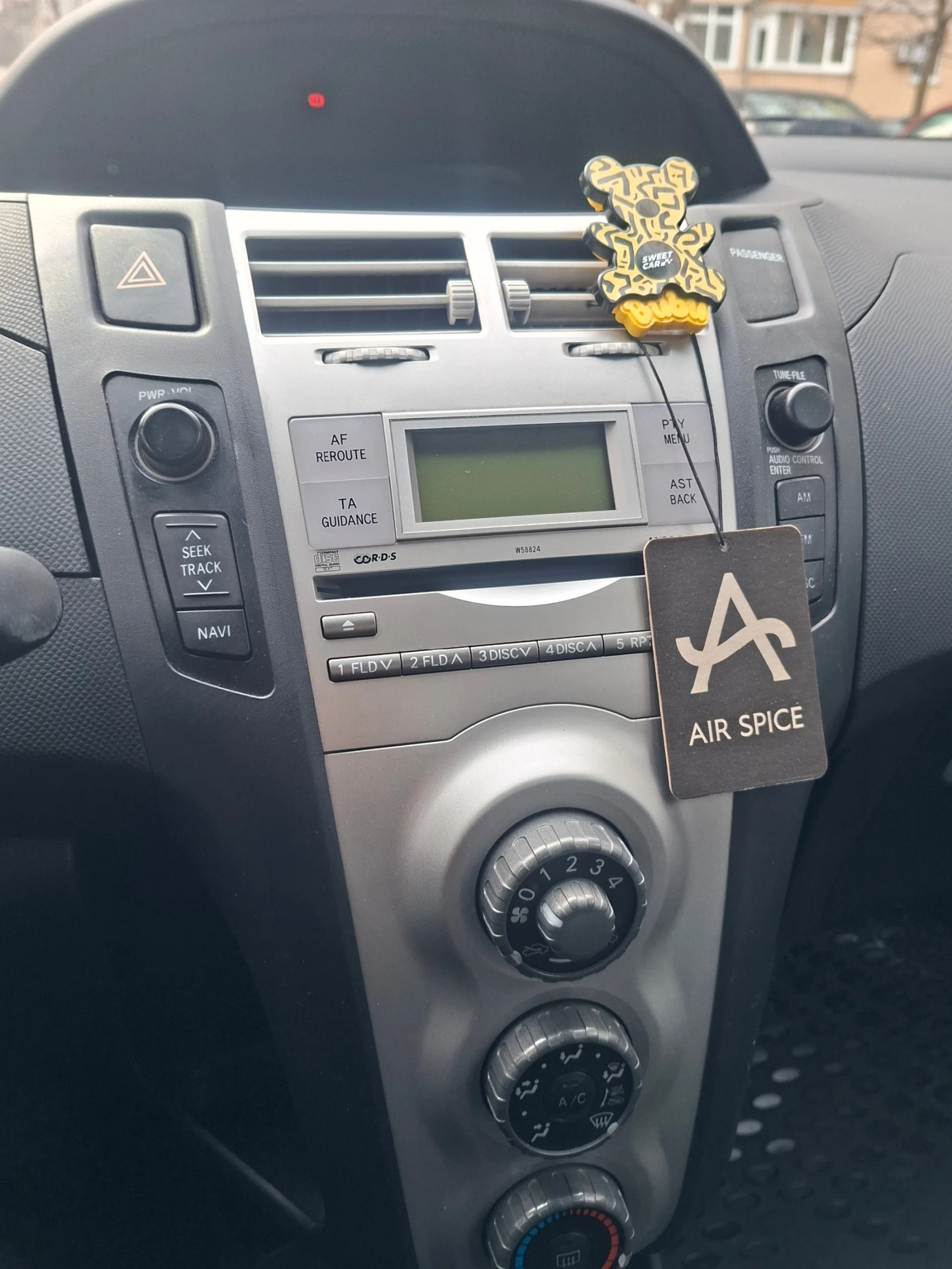 Toyota Yaris 1.3VVT-i - изображение 7