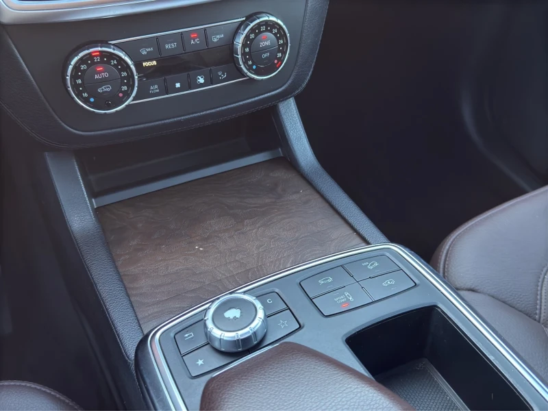 Mercedes-Benz ML 350 D* 4M* AMG* HARMAN KARDON* AIRMATIC* ОБДУХВАНЕ* PA, снимка 13 - Автомобили и джипове - 52121450