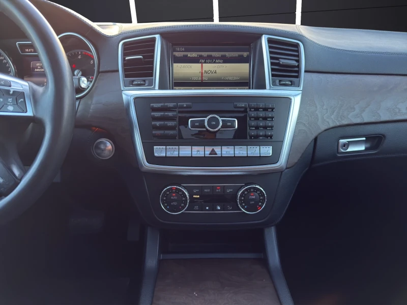 Mercedes-Benz ML 350 D* 4M* AMG* HARMAN KARDON* AIRMATIC* ОБДУХВАНЕ* PA, снимка 12 - Автомобили и джипове - 52121450