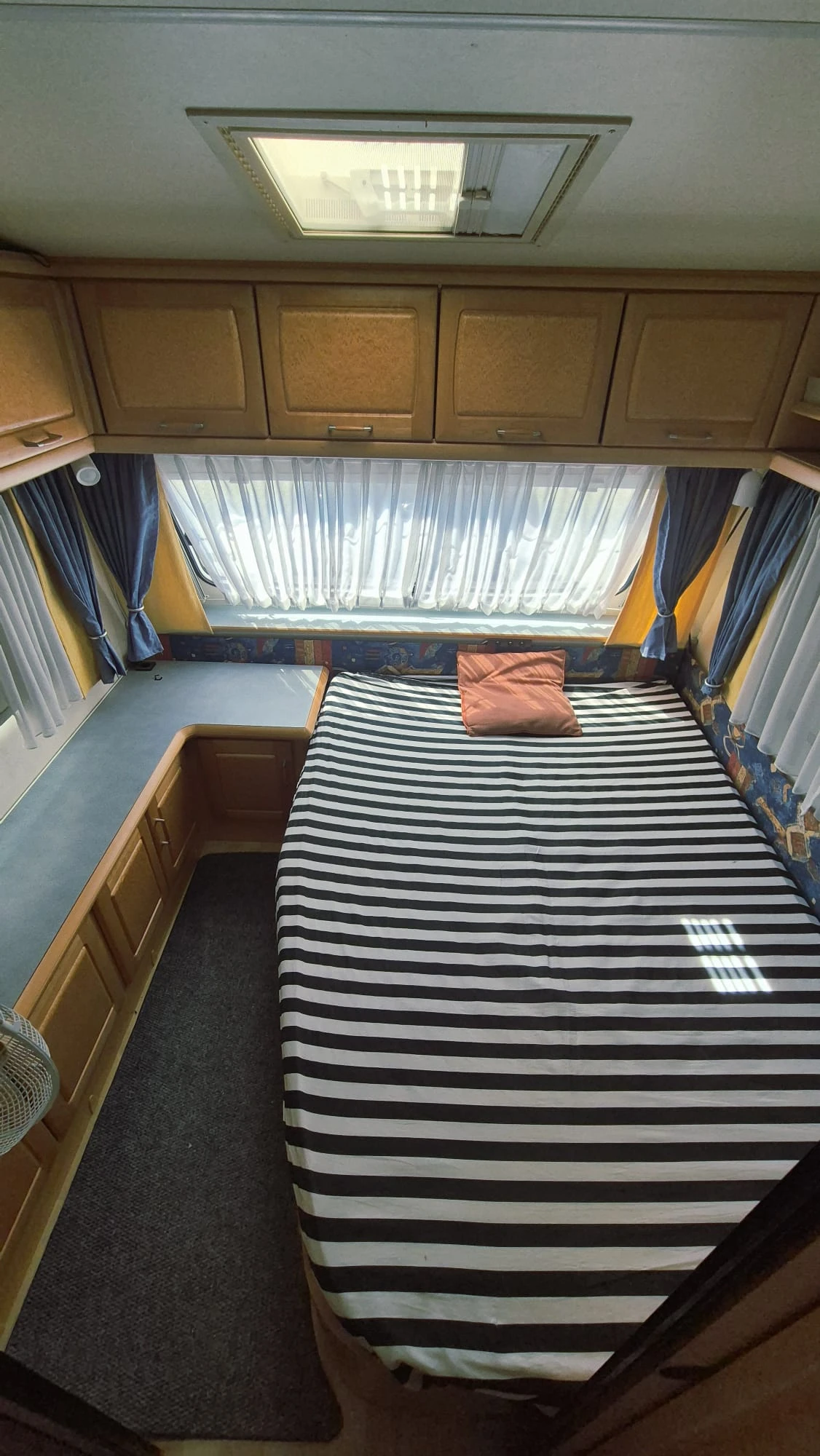 Каравана Hobby Exclusive 650, снимка 5 - Каравани и кемпери - 53890122