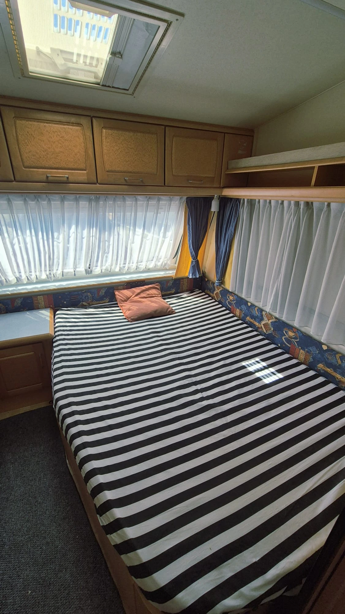 Каравана Hobby Exclusive 650, снимка 6 - Каравани и кемпери - 53890122