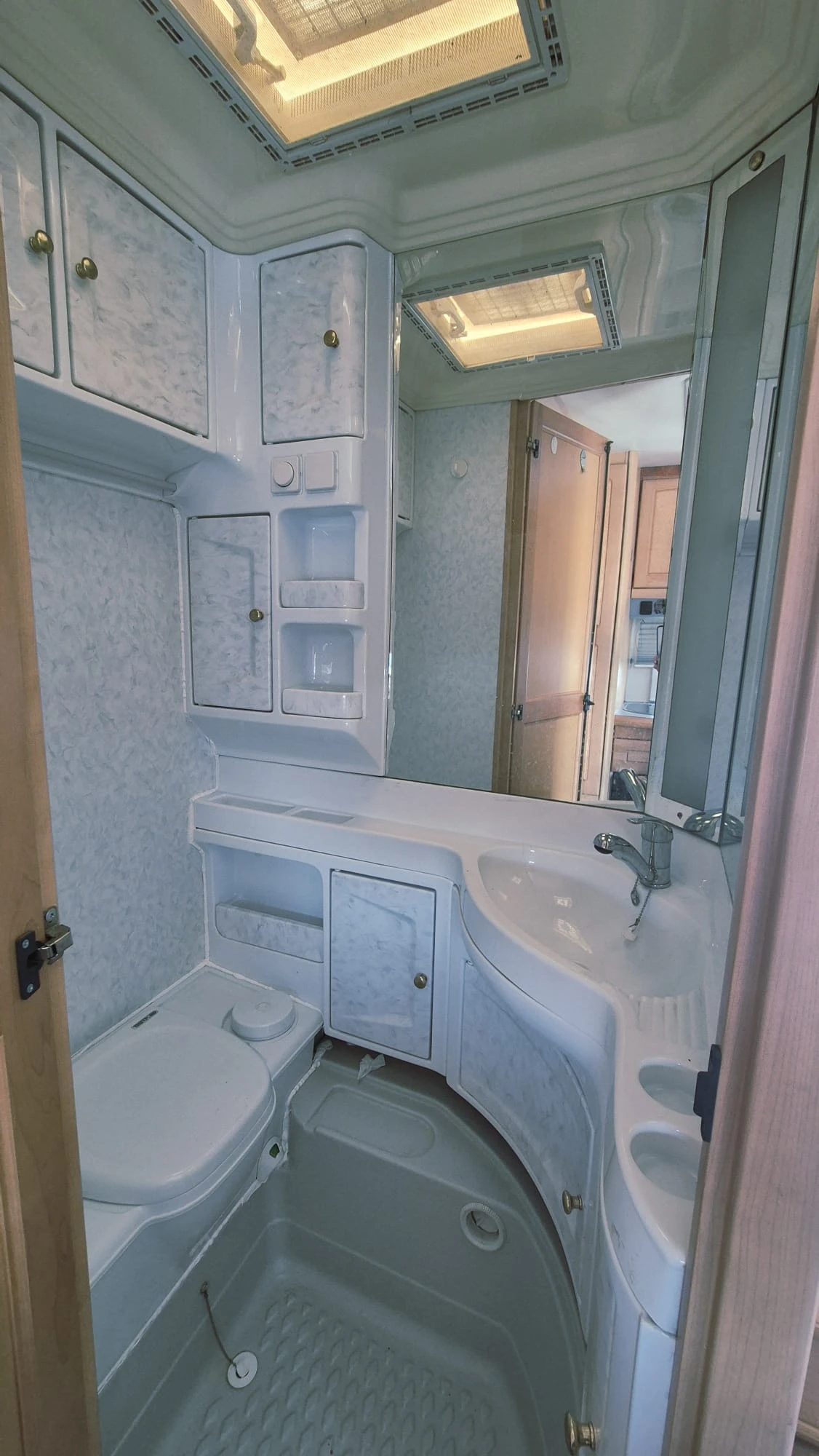 Каравана Hobby Exclusive 650, снимка 11 - Каравани и кемпери - 53890122