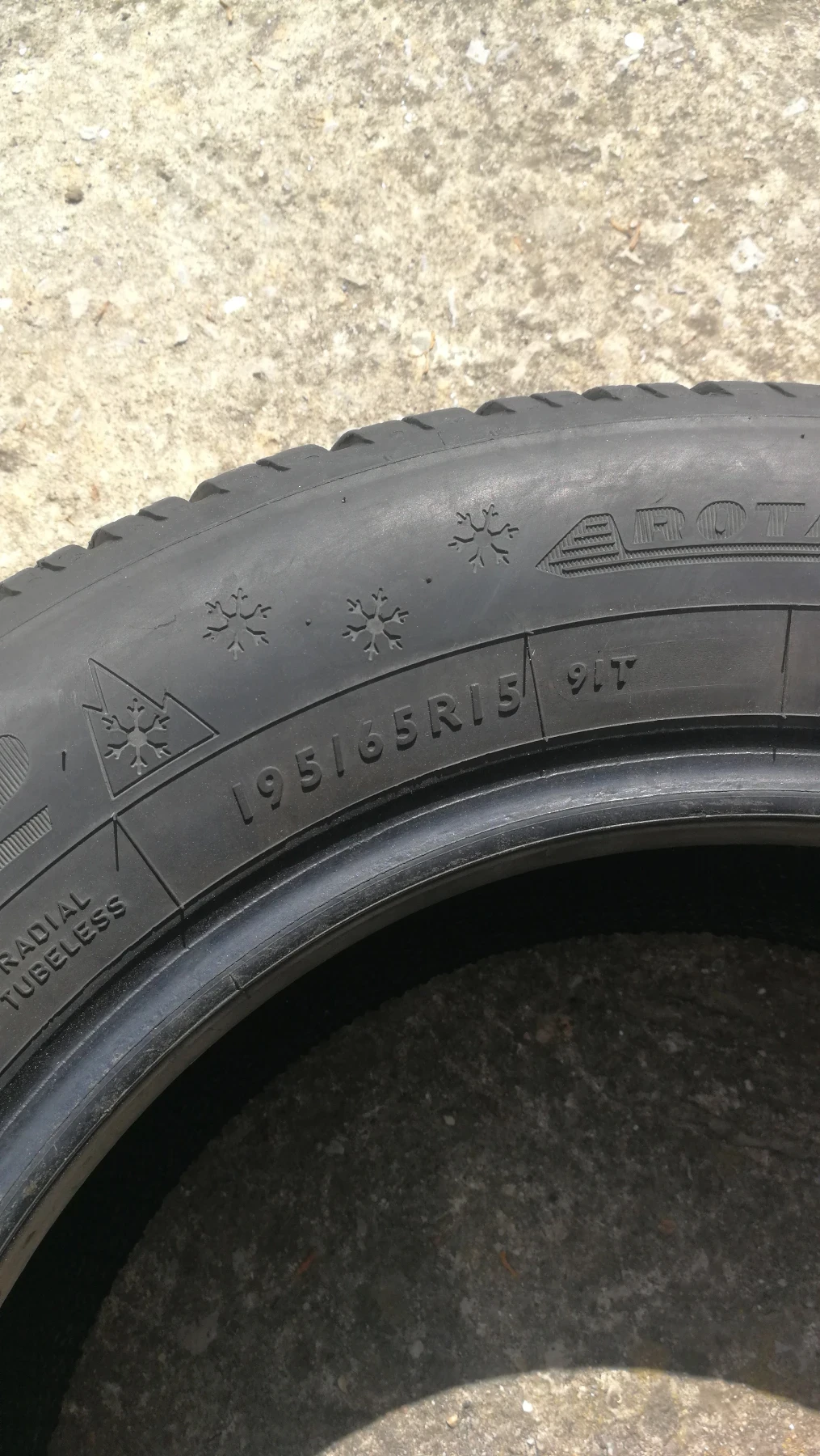 Гуми Зимни 195/65R15, снимка 4 - Гуми и джанти - 54518428