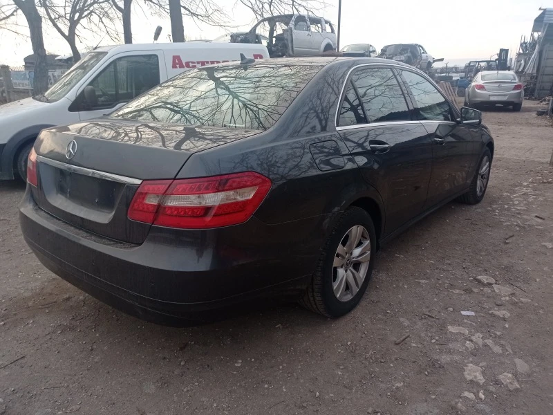 Mercedes-Benz E 220, снимка 6 - Автомобили и джипове - 39201444