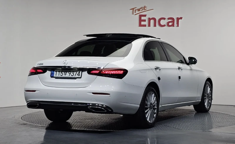 Mercedes-Benz E 250 ХЕДЪП* ДИСПЛЕЙ* 360КАМЕРА* ПОДГРЕВ* КЕЙЛЕС* , снимка 2 - Автомобили и джипове - 53286316