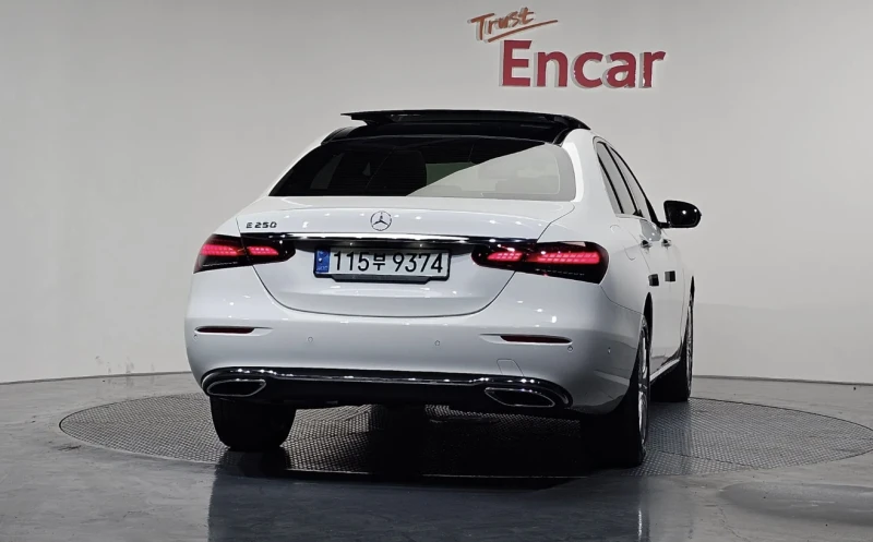 Mercedes-Benz E 250 ХЕДЪП* ДИСПЛЕЙ* 360КАМЕРА* ПОДГРЕВ* КЕЙЛЕС* , снимка 4 - Автомобили и джипове - 53286316