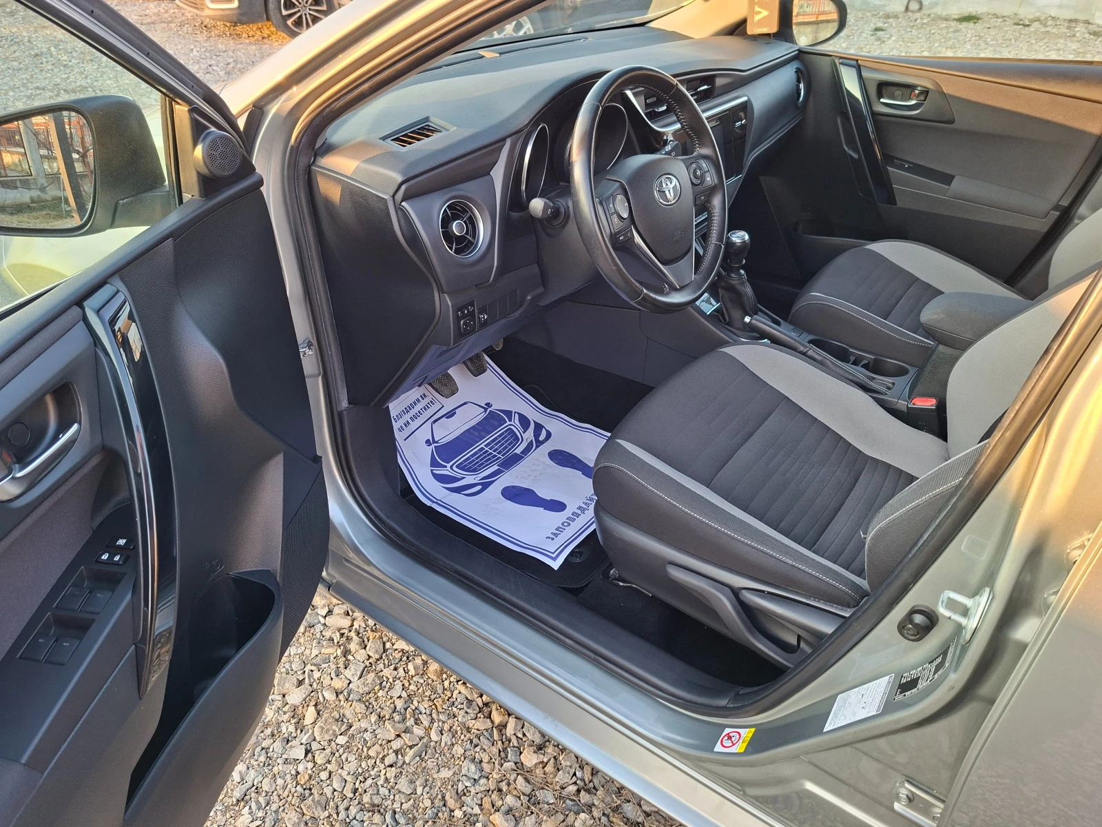 Toyota Auris, снимка 9 - Автомобили и джипове - 53760410