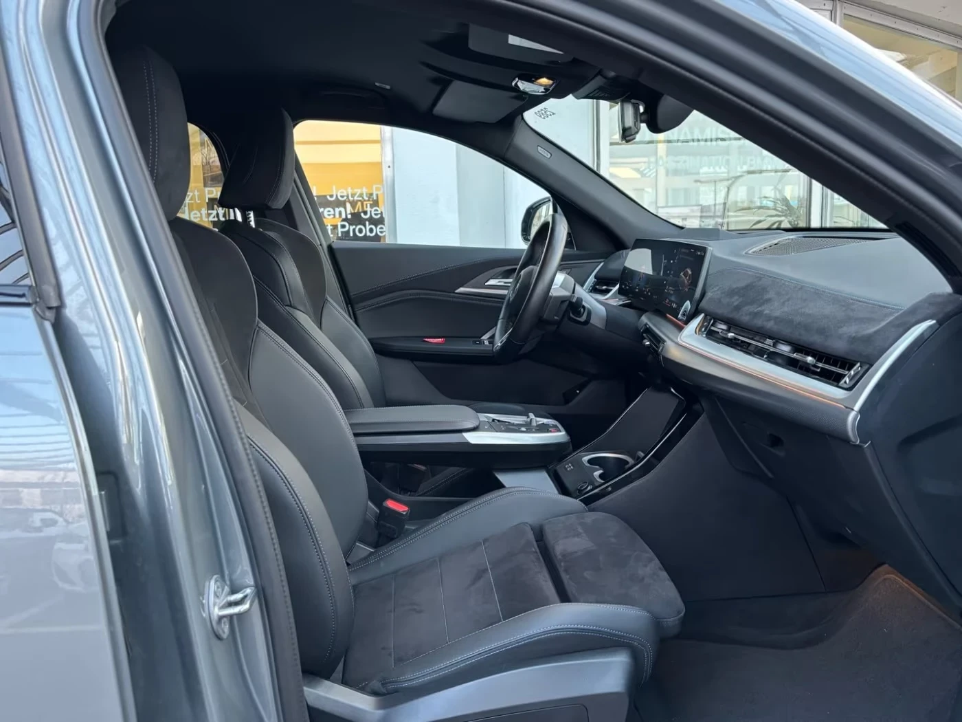BMW iX2 30 xDrive M Sport 360* HUD Ad.LED DISTRONIC, снимка 9 - Автомобили и джипове - 55291047