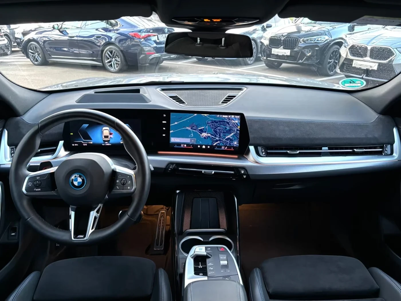 BMW iX2 30 xDrive M Sport 360* HUD Ad.LED DISTRONIC, снимка 6 - Автомобили и джипове - 55291047