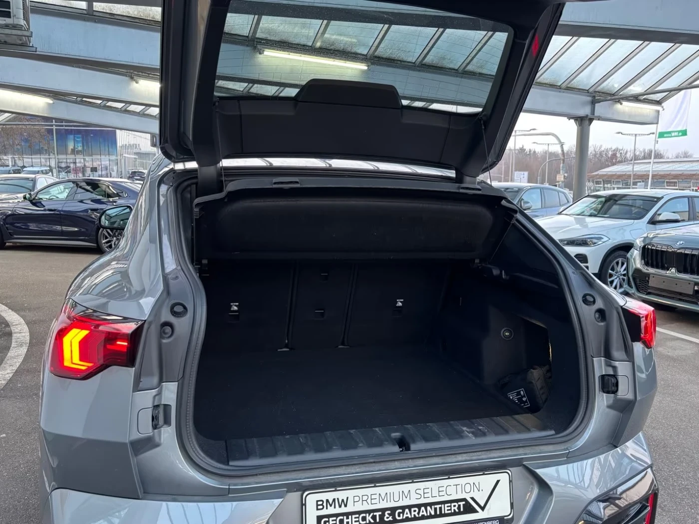 BMW iX2 30 xDrive M Sport 360* HUD Ad.LED DISTRONIC, снимка 4 - Автомобили и джипове - 55291047