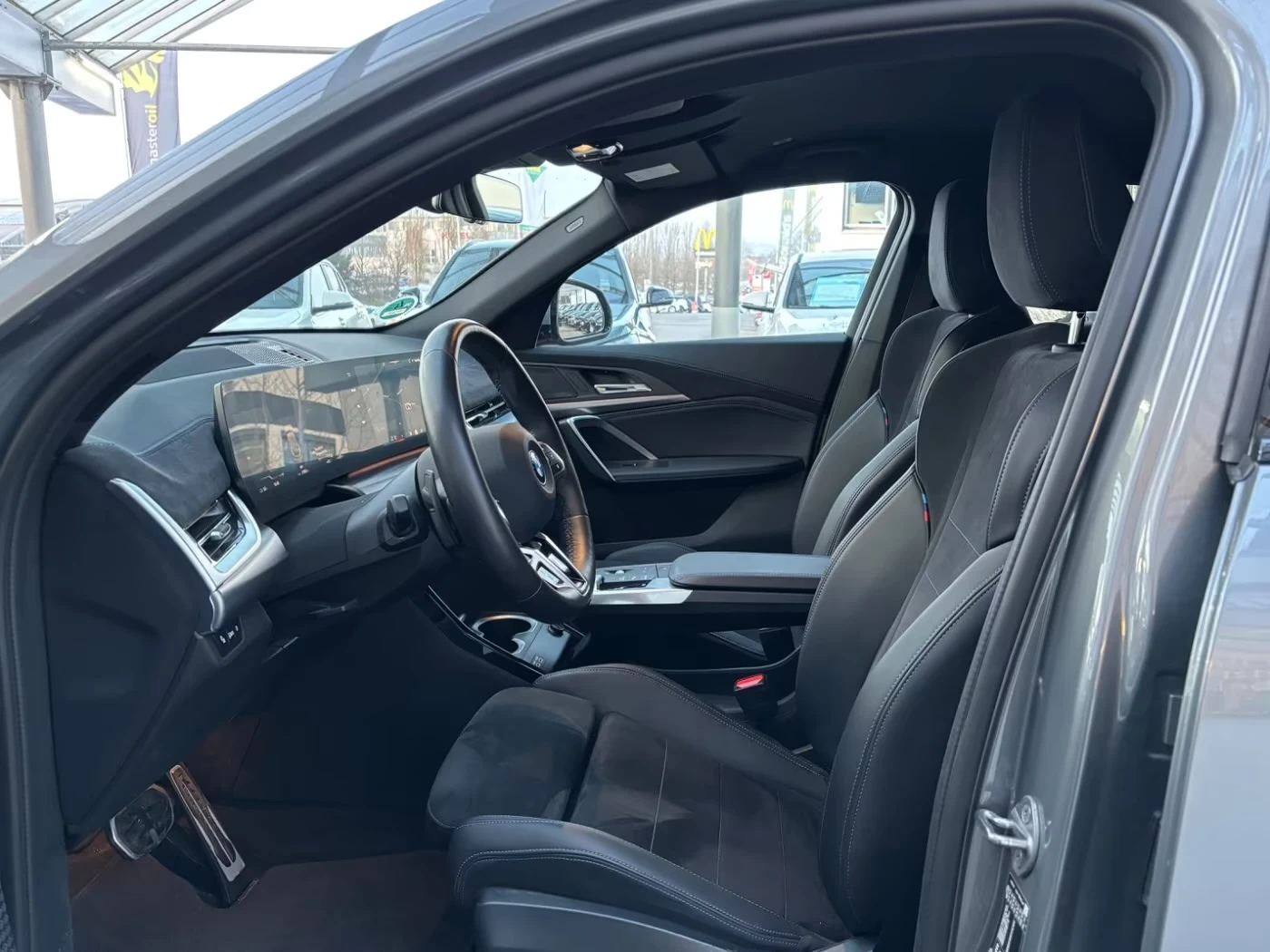 BMW iX2 30 xDrive M Sport 360* HUD Ad.LED DISTRONIC, снимка 8 - Автомобили и джипове - 55291047