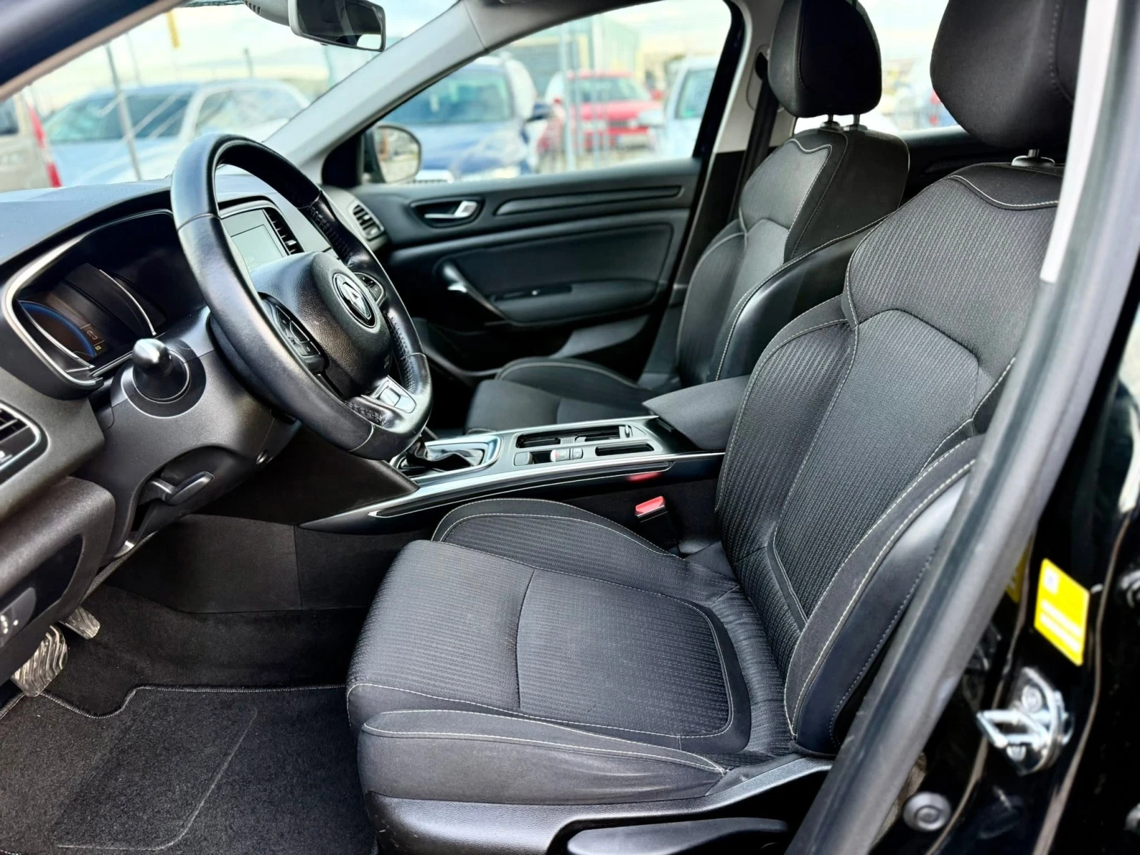 Renault Megane АВТОМАТИК, снимка 9 - Автомобили и джипове - 55348091
