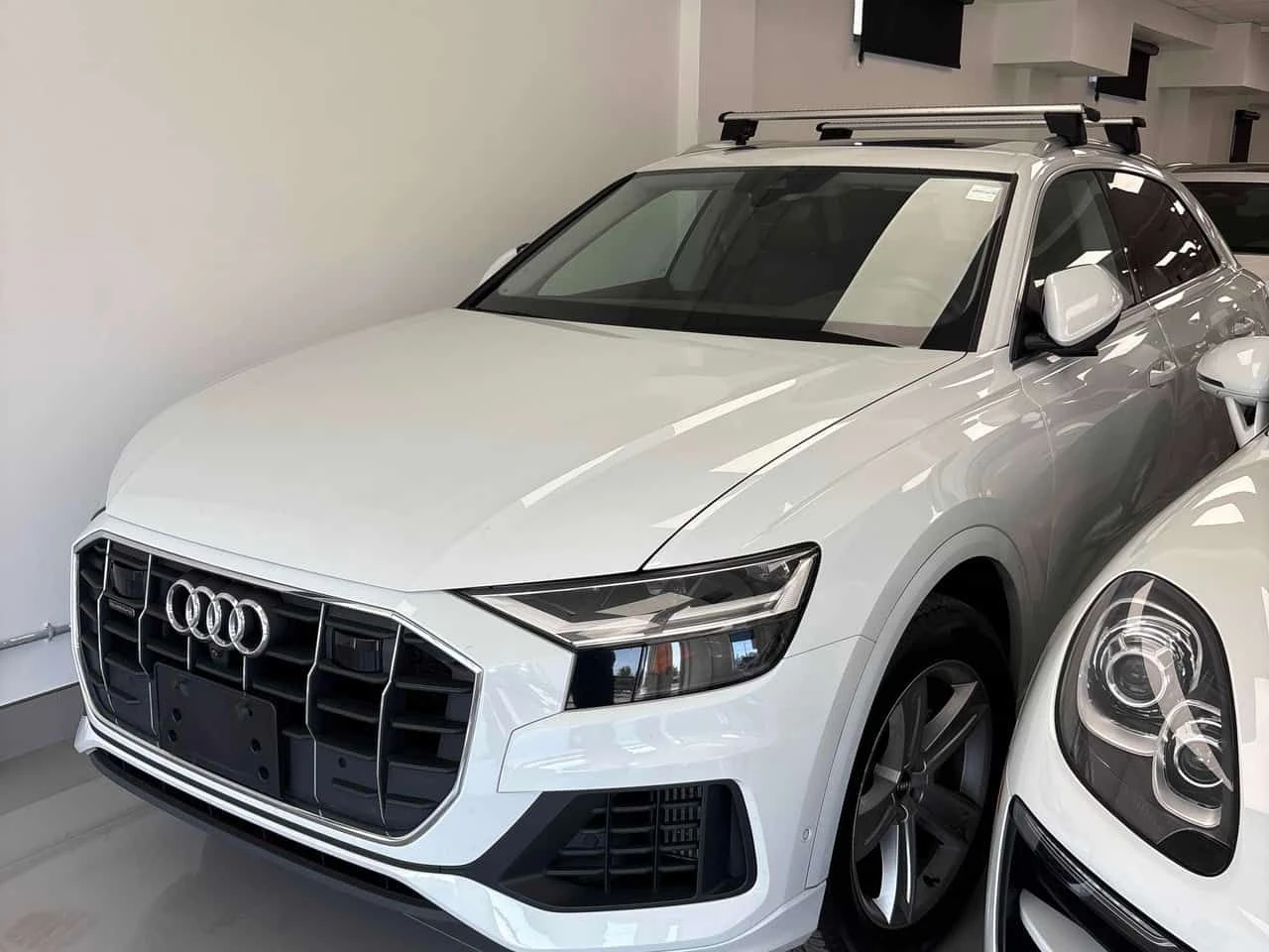 Audi Q8 * PROGRESSIV * ПАНО * ПОДГРЕВИ * KEYLESS * CARFAX, снимка 10 - Автомобили и джипове - 54743754