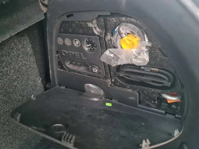 Opel Corsa OPC 1.6TURBO, снимка 15 - Автомобили и джипове - 51352643