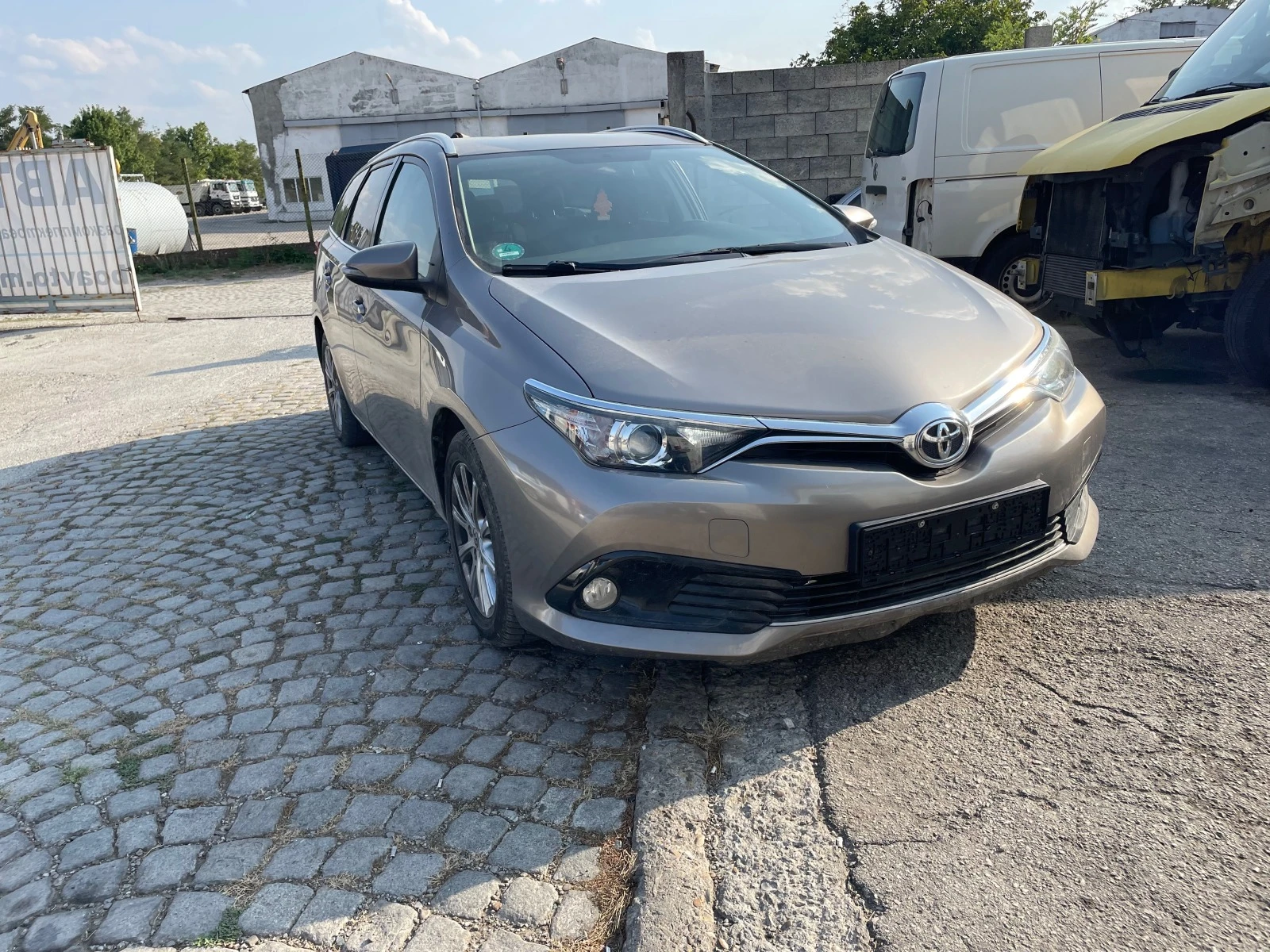 Toyota Auris 1.2i TURBO - изображение 2