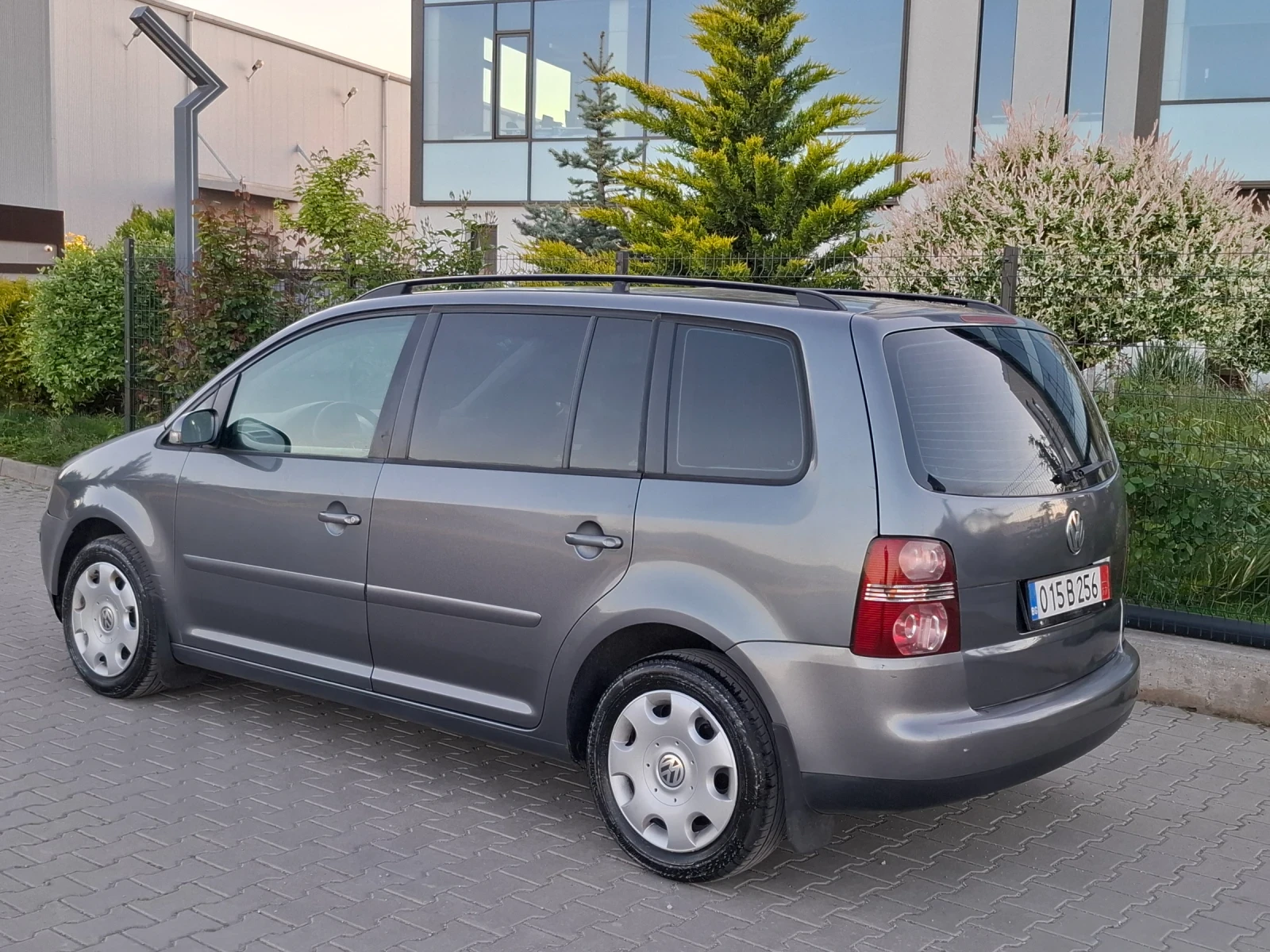 VW Touran 1.9TDI* (105кс)* 7-МЕСТА* 6-CKOPOCTИ* HOB BHOC* , снимка 8 - Автомобили и джипове - 54556171