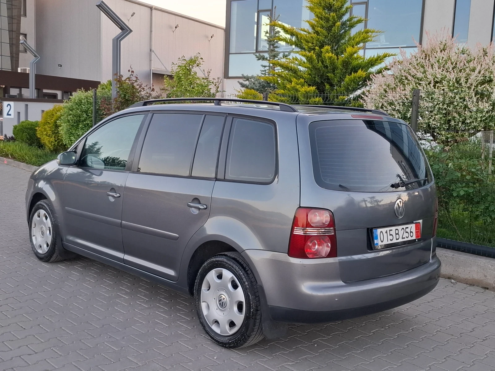 VW Touran 1.9TDI* (105кс)* 7-МЕСТА* 6-CKOPOCTИ* HOB BHOC* , снимка 10 - Автомобили и джипове - 54556171