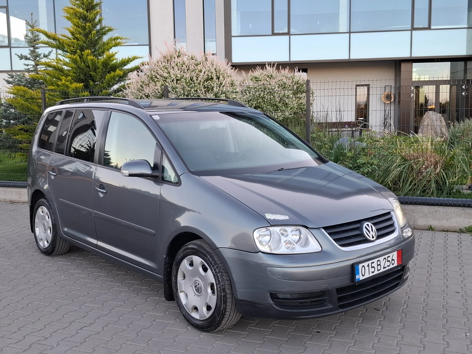 VW Touran 1.9TDI* (105кс)* 7-МЕСТА* 6-CKOPOCTИ* HOB BHOC* , снимка 3 - Автомобили и джипове - 54556171