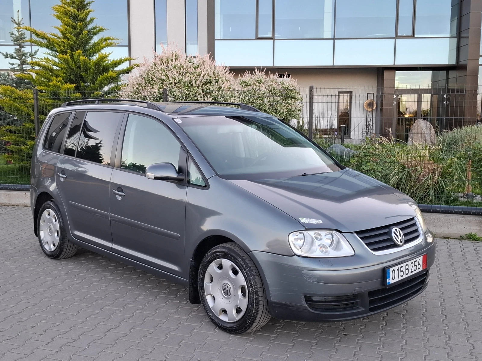 VW Touran 1.9TDI* (105кс)* 7-МЕСТА* 6-CKOPOCTИ* HOB BHOC* , снимка 4 - Автомобили и джипове - 54556171