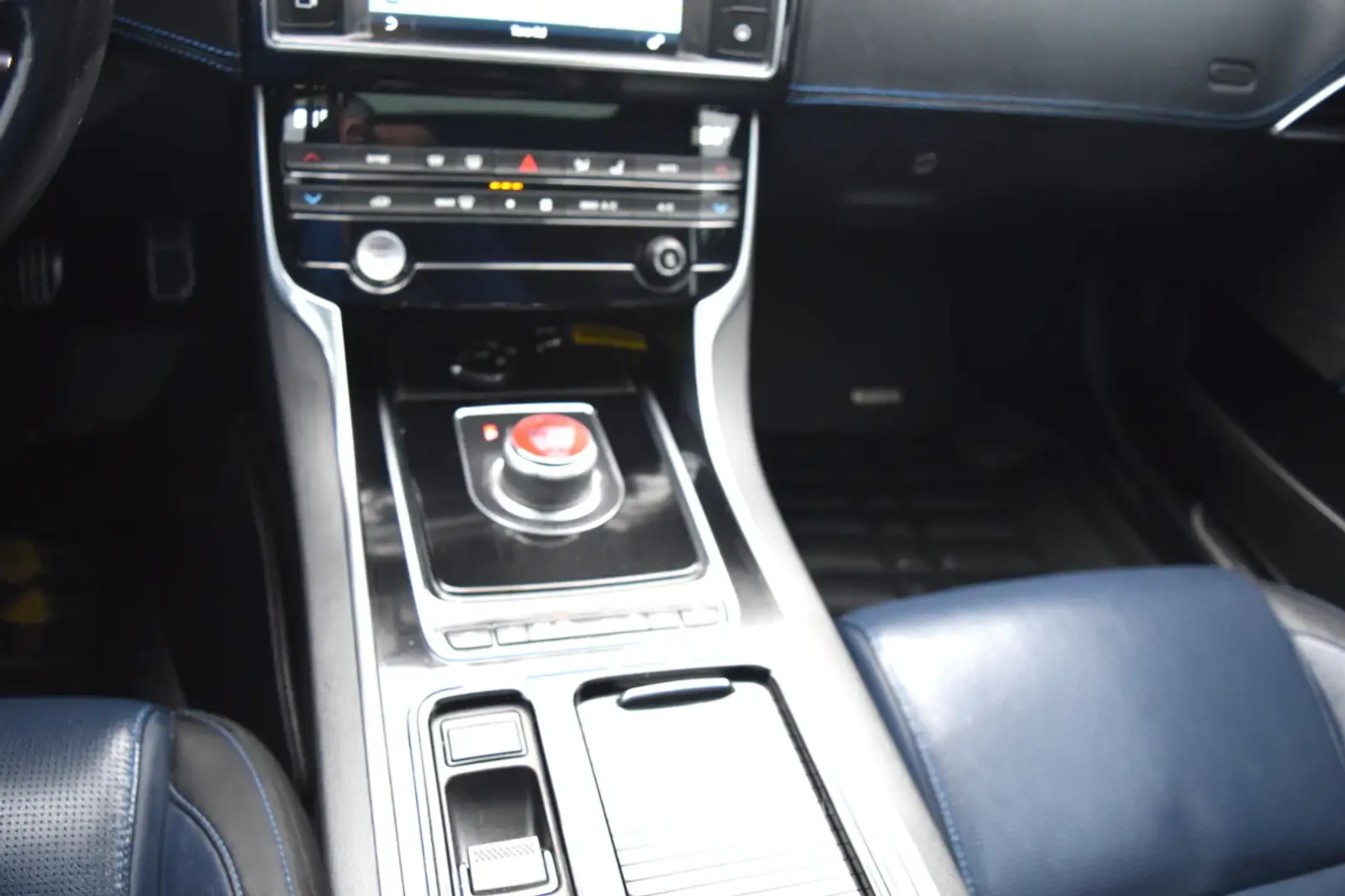 Jaguar XE 20d R-Sport AWD Diesel, снимка 14 - Автомобили и джипове - 54959953