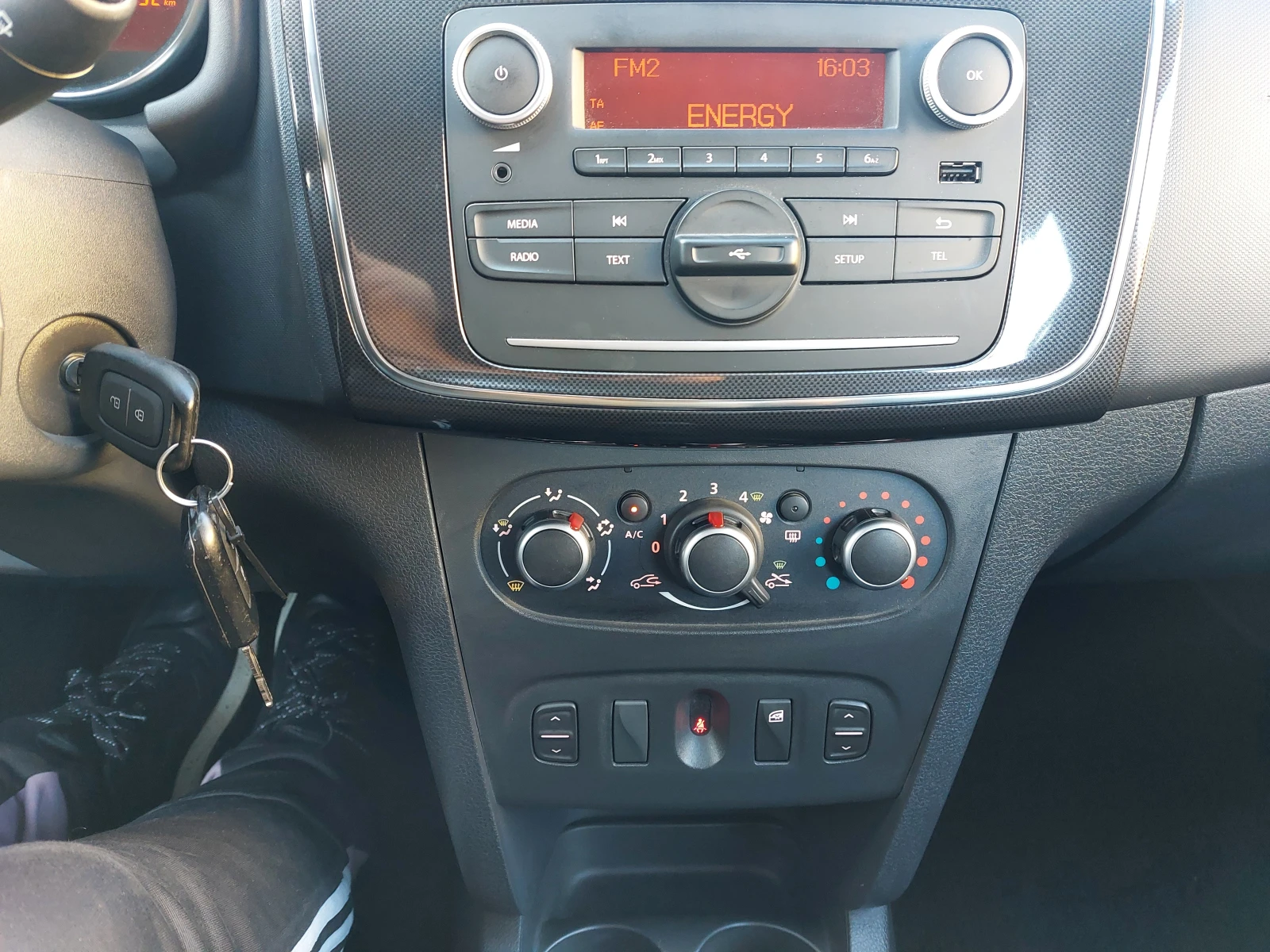 Dacia Sandero, снимка 16 - Автомобили и джипове - 55111586