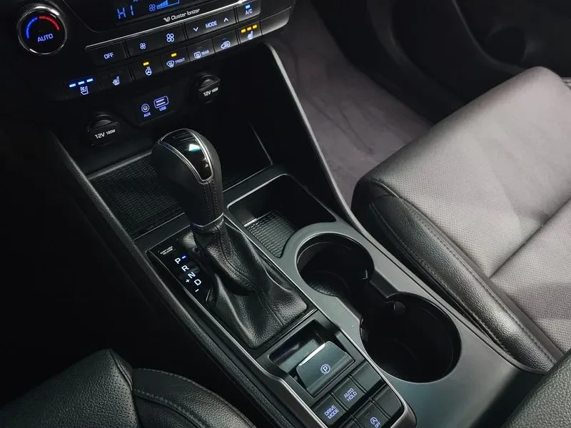 Hyundai Tucson 2.0 CRDi, снимка 9 - Автомобили и джипове - 54258401