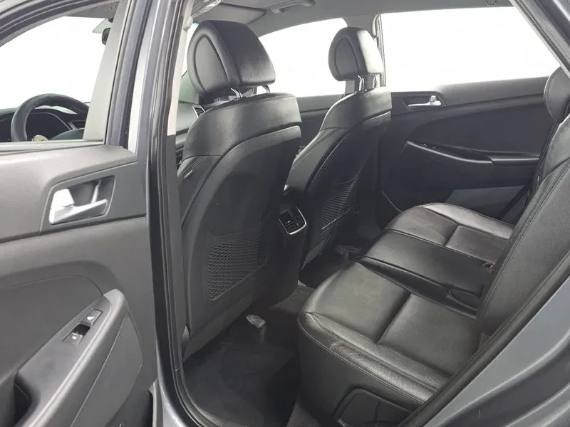 Hyundai Tucson 2.0 CRDi, снимка 12 - Автомобили и джипове - 54258401