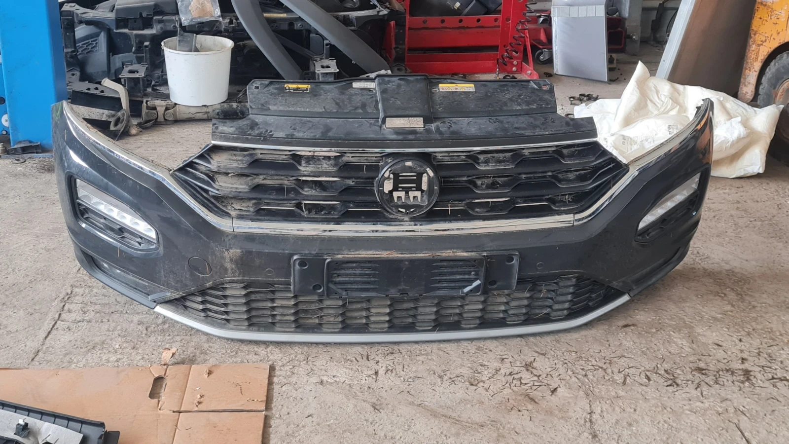 Предна броня за WV T-ROC 2021 г оборудвана, снимка 2 - Части - 54954485